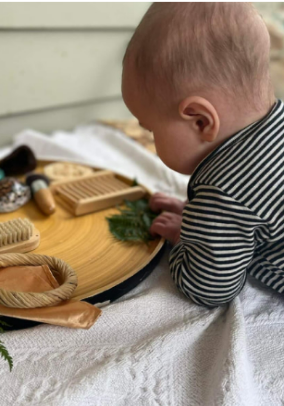 子おもちゃで遊ぶ子供