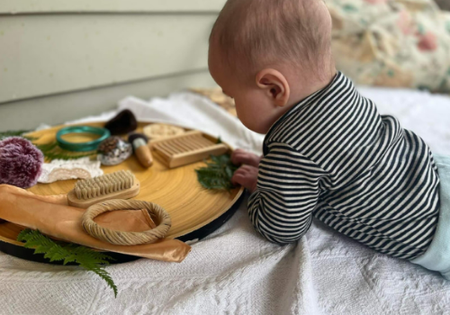 子おもちゃで遊ぶ子供